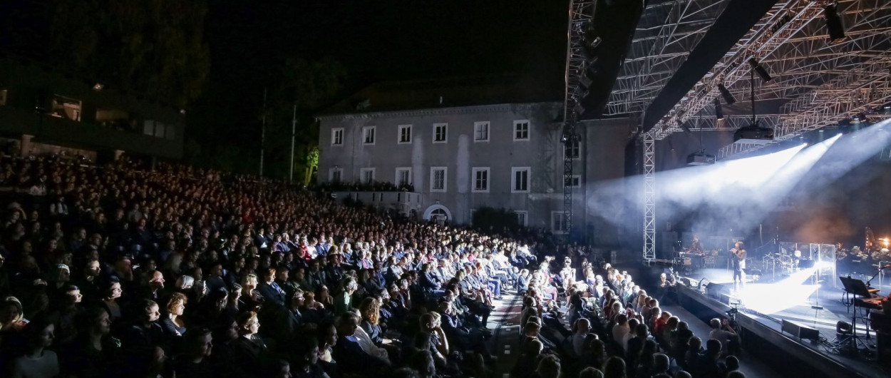 skupina Laibach nastopa v Križankah