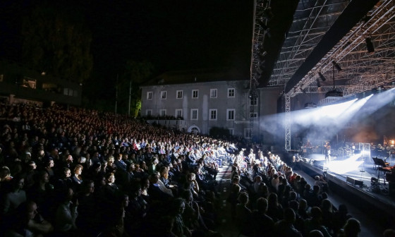 skupina Laibach nastopa v Križankah