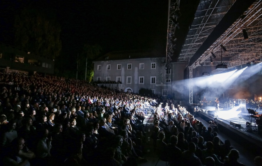 skupina Laibach nastopa v Križankah