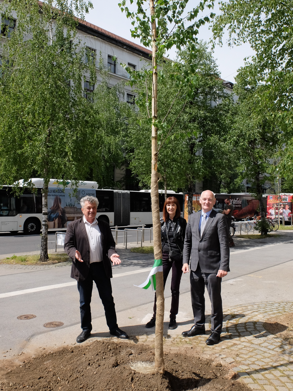 20210521 zasaditev drevesa pred pred filozofsko fakulteto nrovan 016