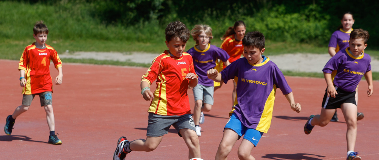 otroci igrajo nogomet