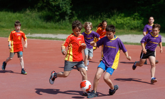 otroci igrajo nogomet