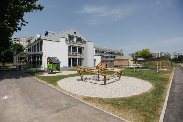 zunanjost OŠ Nove Fužine, v ospredju igrišče 