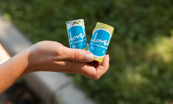 dva zvitka pasjih vrečk