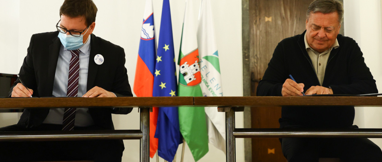 minister in župan med podpisom aneksa