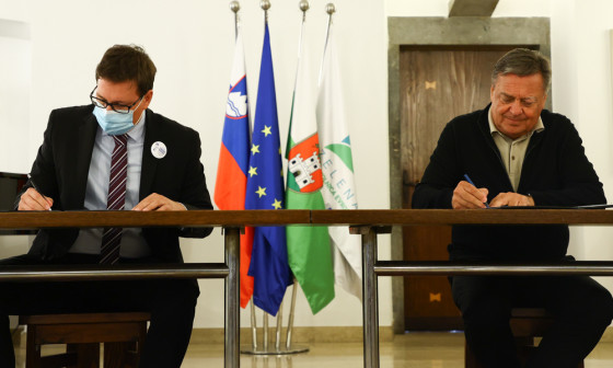 minister in župan med podpisom aneksa