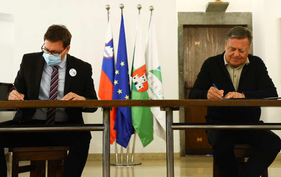 minister in župan med podpisom aneksa