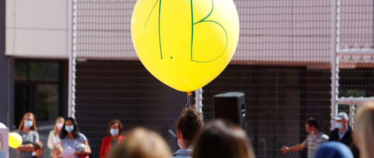 rumen balon z napisom 1.b