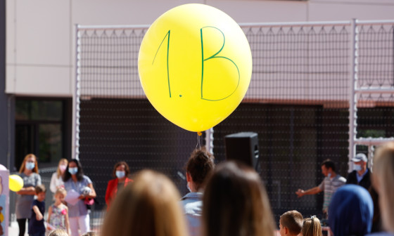 rumen balon z napisom 1.b