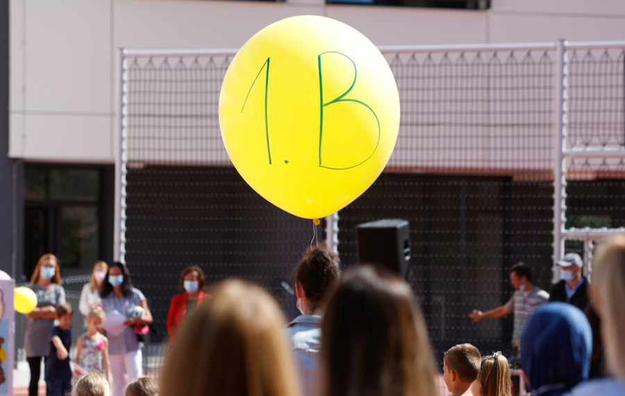 rumen balon z napisom 1.b