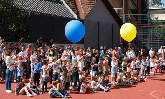 otroci na šolskem igrišču
