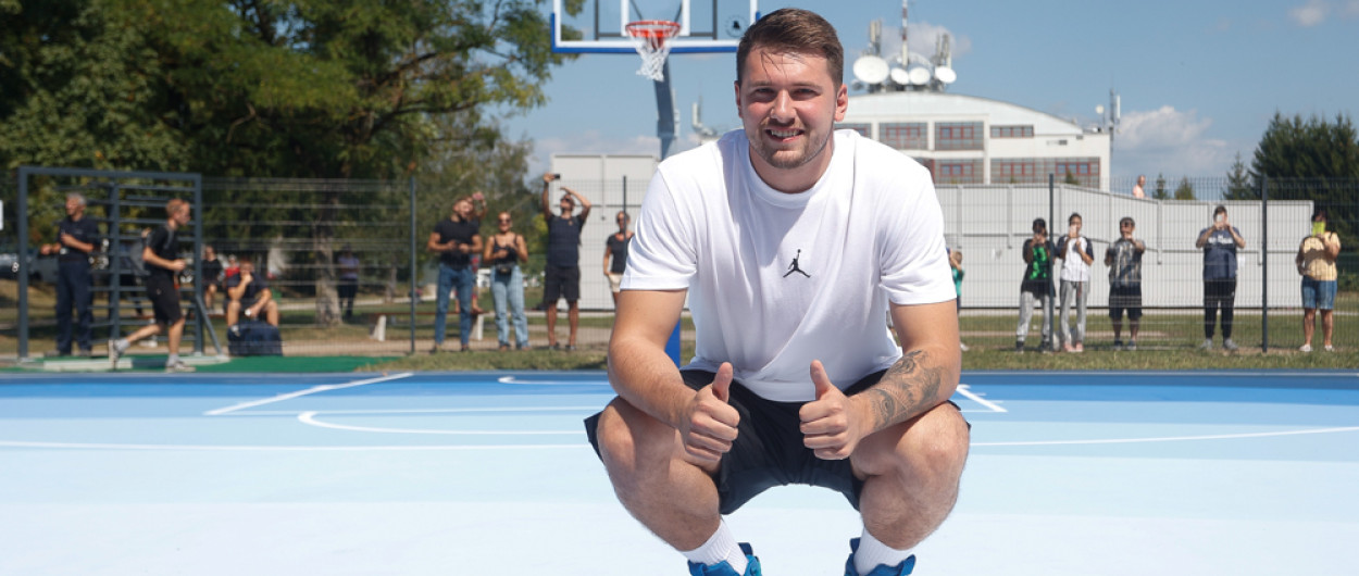 Luka Dončić na sredini svojega igrišča