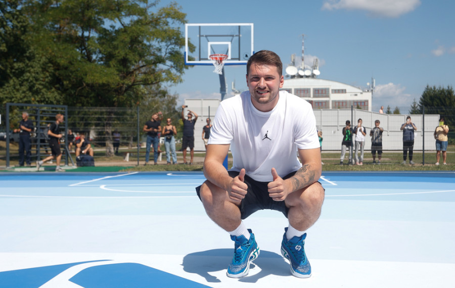 Luka Dončić na sredini svojega igrišča