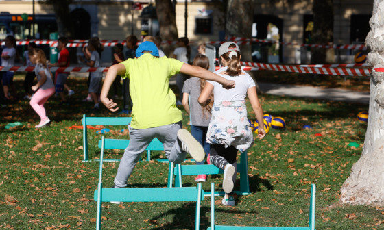 otroci med preskakovanjem ovir