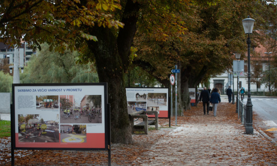 Fotografska razstava 20 let ETM na Krakovskem nasipu. Foto: A. Petkovšek
