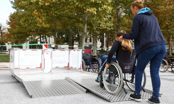 ženska vozi osebno na invalidskem vozičku