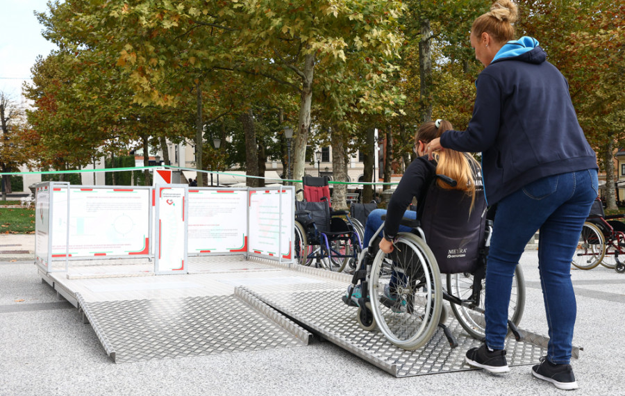 ženska vozi osebno na invalidskem vozičku