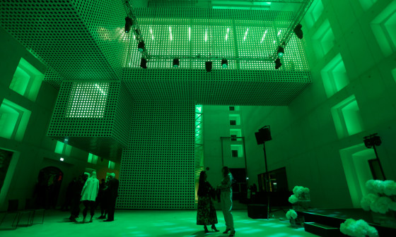 notranjost Cukrarne, osvetljena z zeleno svetlobo