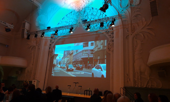 videoprojekcija v dvorani v Leipzigu