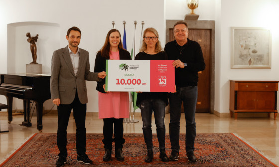 skupinska fotografija z donacijo v rokah