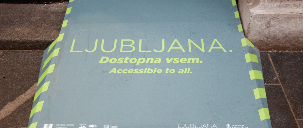 20211215 postavitev klancin pred pritlicnimi lokali nrovan 002