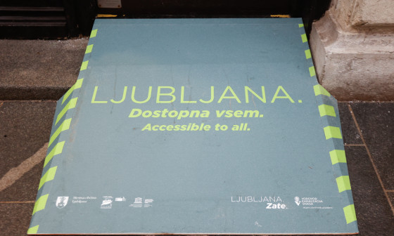 20211215 postavitev klancin pred pritlicnimi lokali nrovan 002