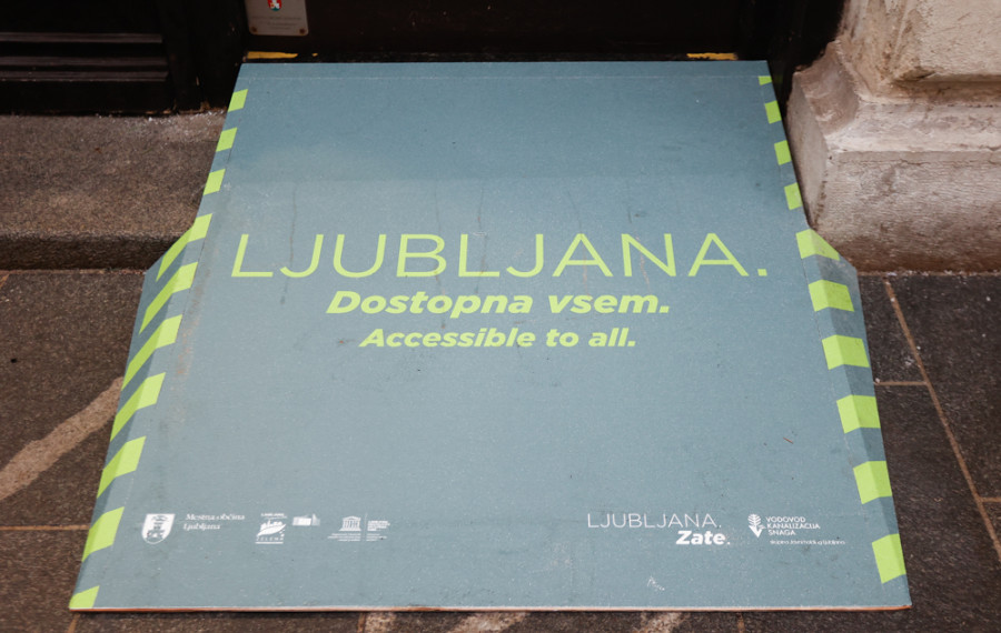 20211215 postavitev klancin pred pritlicnimi lokali nrovan 002