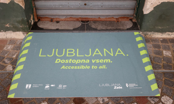 20211215 postavitev klancin pred pritlicnimi lokali nrovan 009