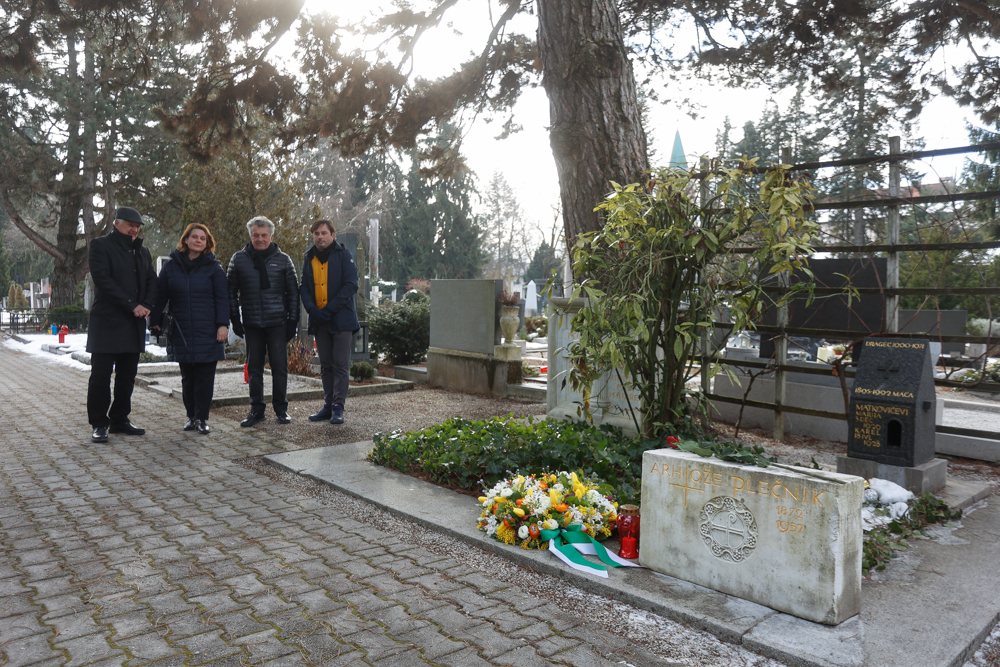20220123 polaganje cvetja na Plecnikovem grobu nrovan 020