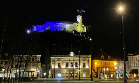 grad osvetljen v barvah ukrajinske zastave 