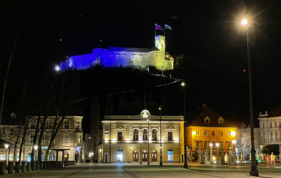 grad osvetljen v barvah ukrajinske zastave 