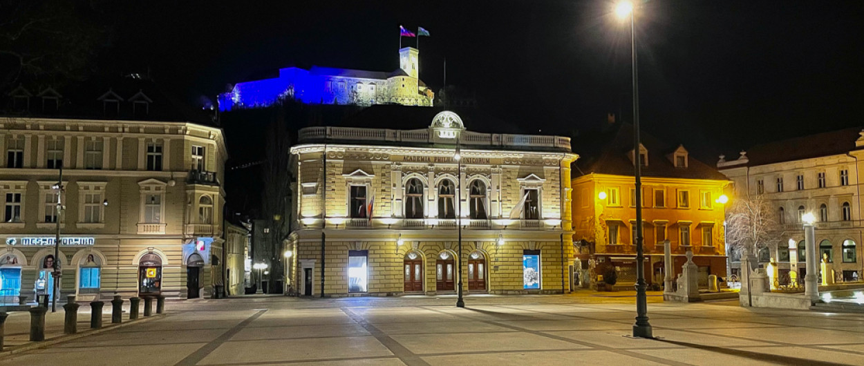 grad osvetljen v barvah ukrajinske zastave 