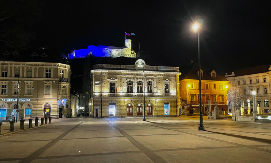 grad osvetljen v barvah ukrajinske zastave 