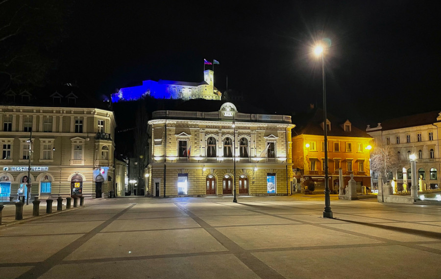 grad osvetljen v barvah ukrajinske zastave 