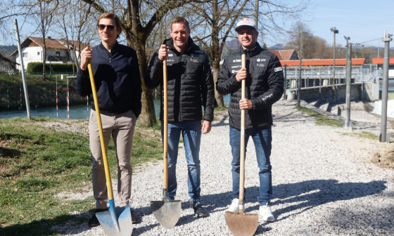 olimpijci z lopatami v rokah