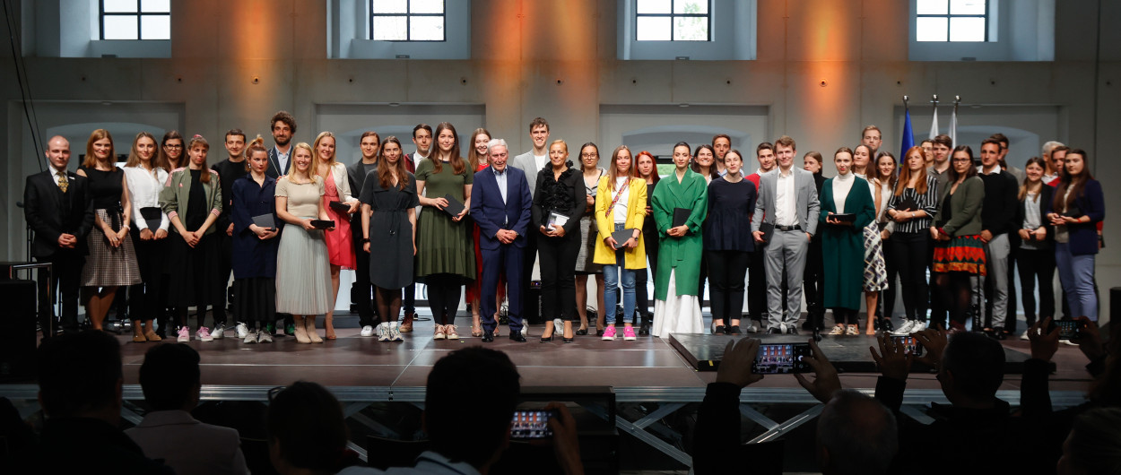 Štipendisti MOL na podelitvi štipendij aprila 2022 v Cukrarni. Foto: N. Rovan