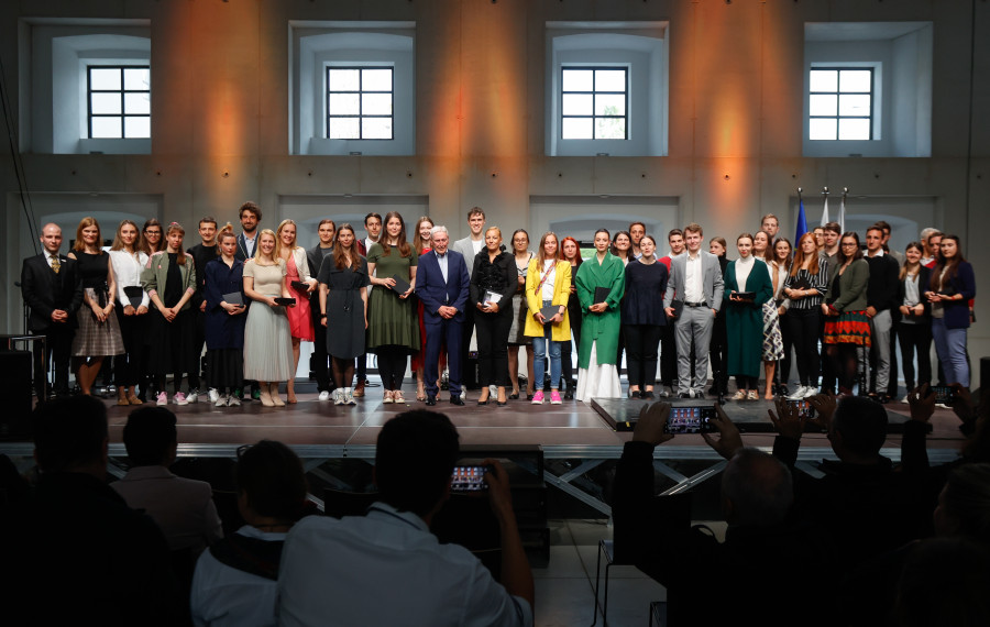 Štipendisti MOL na podelitvi štipendij aprila 2022 v Cukrarni. Foto: N. Rovan