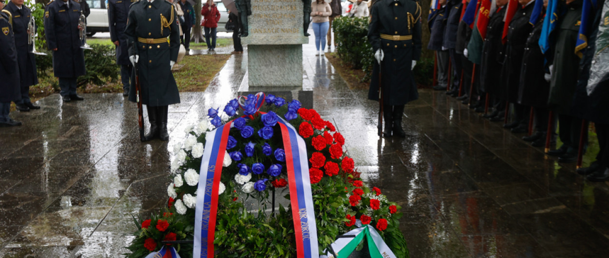 20220427 polaganje vencev pred grobnico narodnih herojev nrovan 25