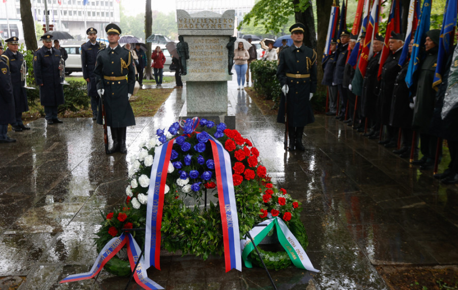 20220427 polaganje vencev pred grobnico narodnih herojev nrovan 25