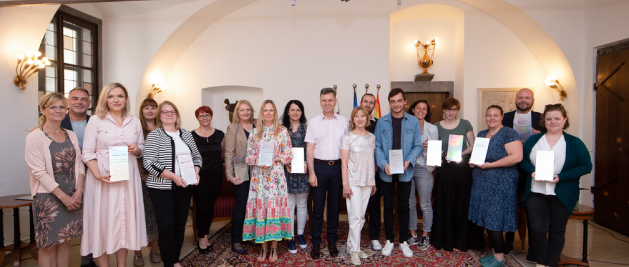 Letošnji prejemniki certifikatov LGBT prijazno. Foto: A. Petkovšek