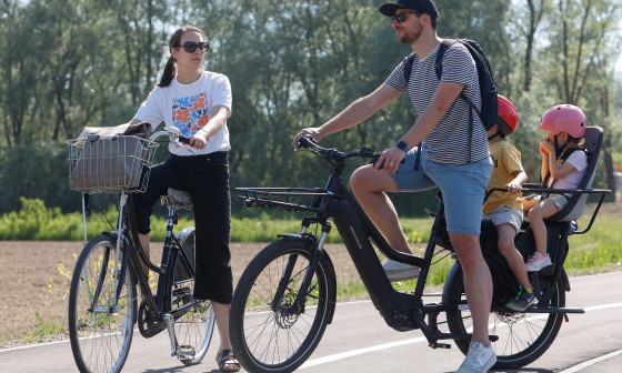 kolesarka in kolesar se pogovarjata