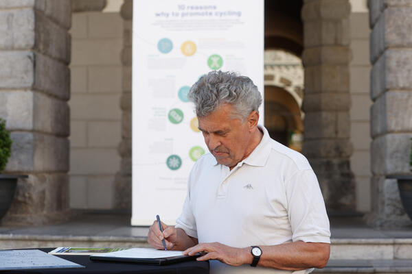 20220612 podpis zaveze o promociji kolesarjenja nrovan 24