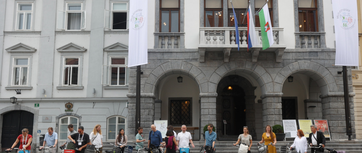 20220613 dvig velo city zastave nrovan 026