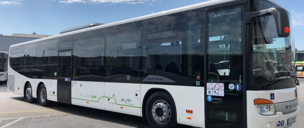 Avtobusi so nizkopodni in dostopni tudi osebam z oviranostmi. Foto: LPP