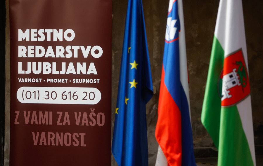 zastave in plakat mestnega redarstva 