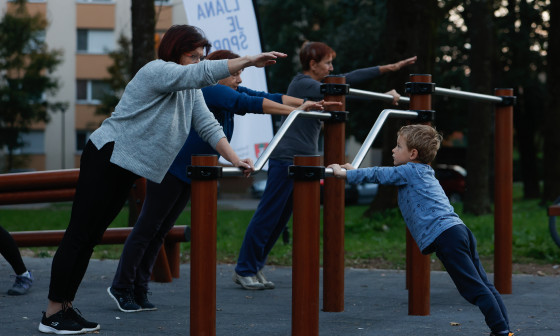 starejši in otroci telovadijo na prostem