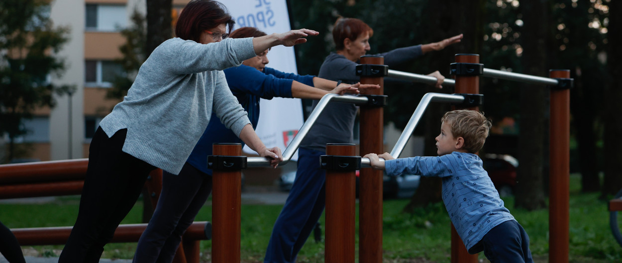 starejši in otroci telovadijo na prostem
