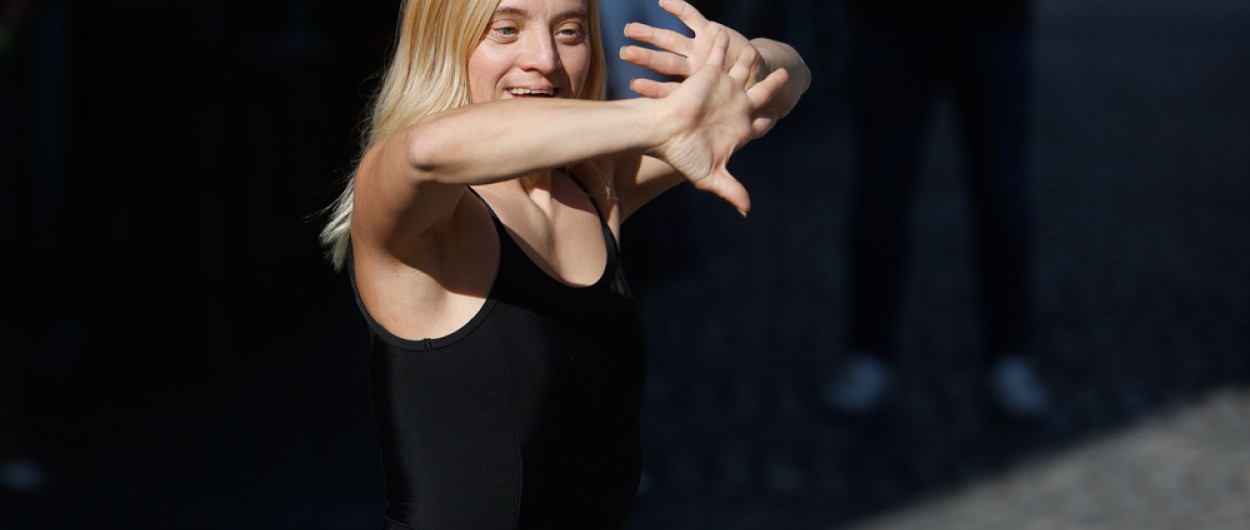 deklica z downovim sindromom pleše