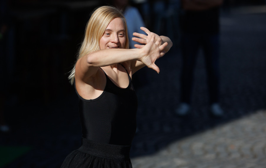 deklica z downovim sindromom pleše