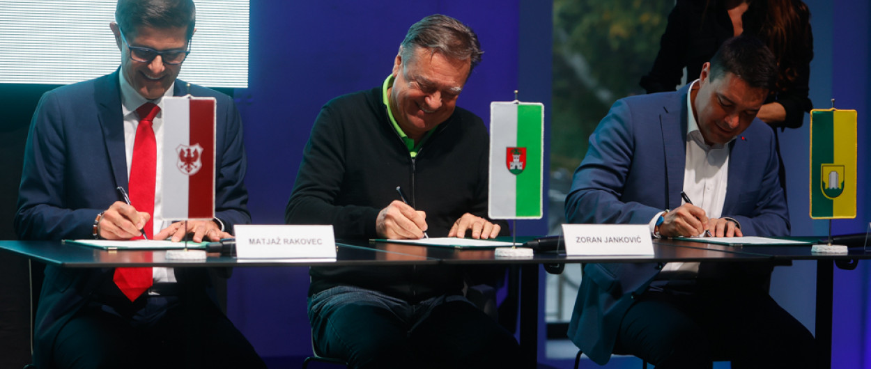 župani podpisujejo zavezo